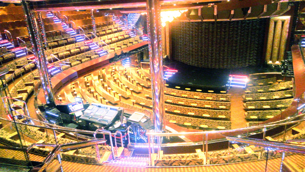 Il teatro della nave Costa Favolosa che si sviluppa in tre piani (tre ponti)