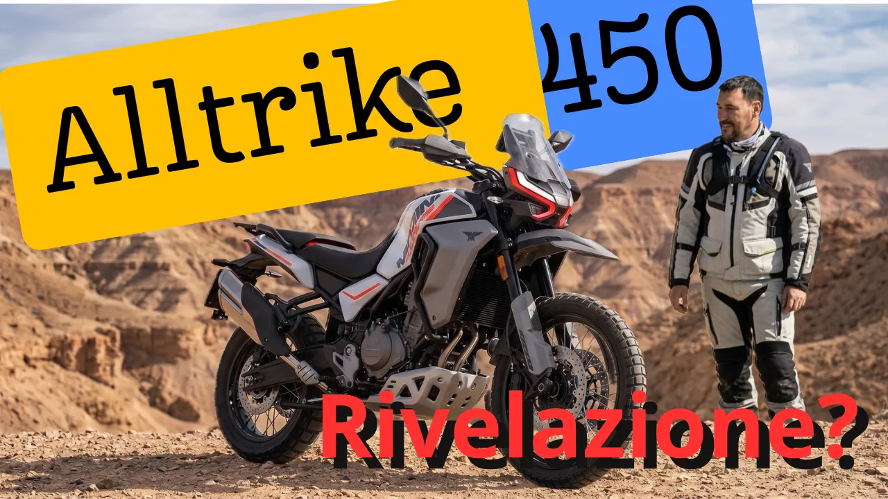 Moto Alltrike 450 in un deserto roccioso con un motociclista in abbigliamento tecnico accanto.