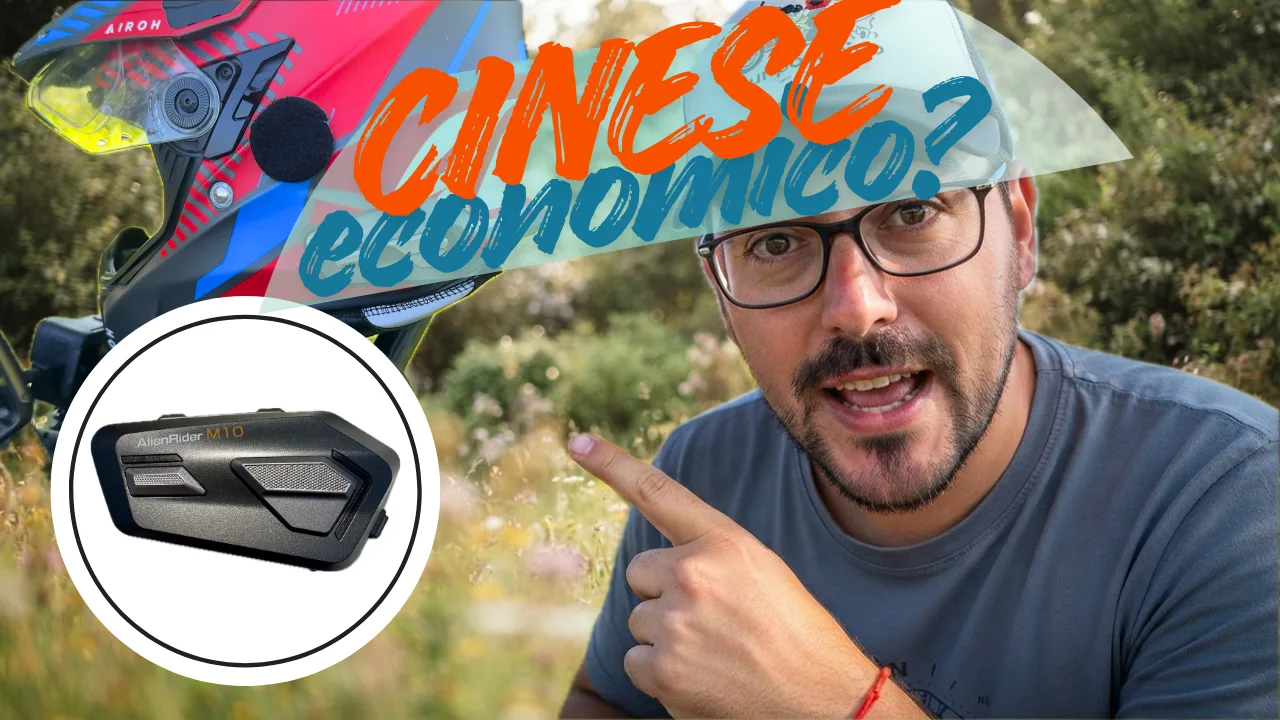 Un uomo con occhiali indica il dispositivo interfono per casco moto AlienRider M10 inserito in cerchio.