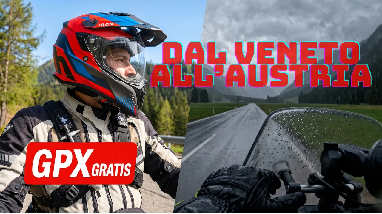 Motociclista con casco da enduro e visuale in soggettiva su strada alpina bagnata dalla pioggia verso l'Austria.