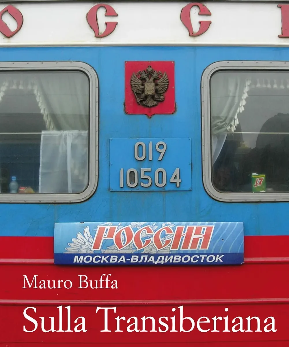 Copertina del libro Sulla Transiberiana di Mauro Buffa con dettaglio di un treno russo blu e rosso.